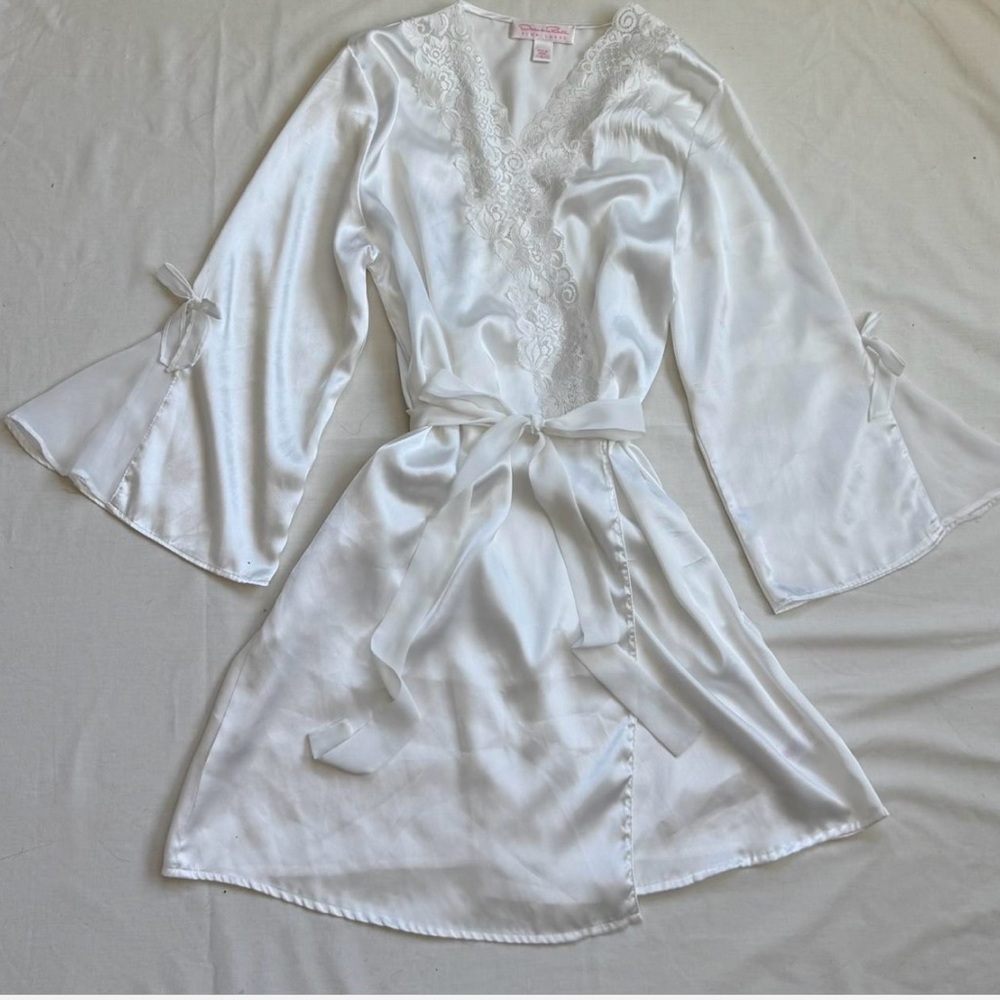 Oscar De La Renta Elegant White Lace Trim Satin Robe
Designer
